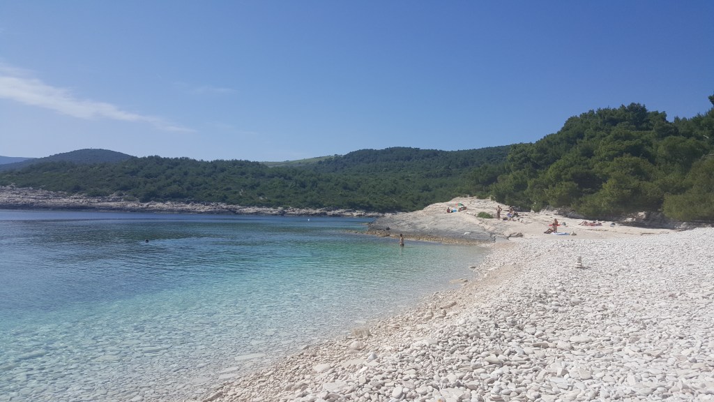 Uma das praias de Vis. Na Croácia é assim: pedrinhas e um bar absurdamente cristalino. 