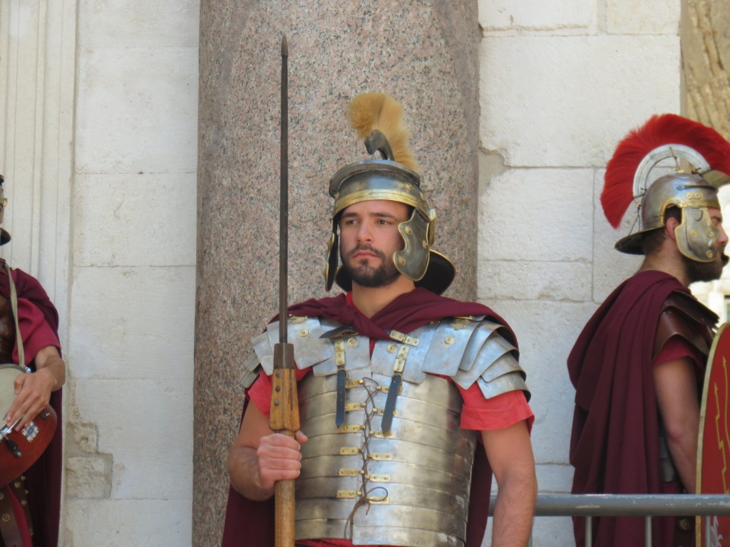 Assistir à encenação cafona que acontece a cada meio-dia no Palácio de Diocleciano em Spli tem lá as suas vantagens