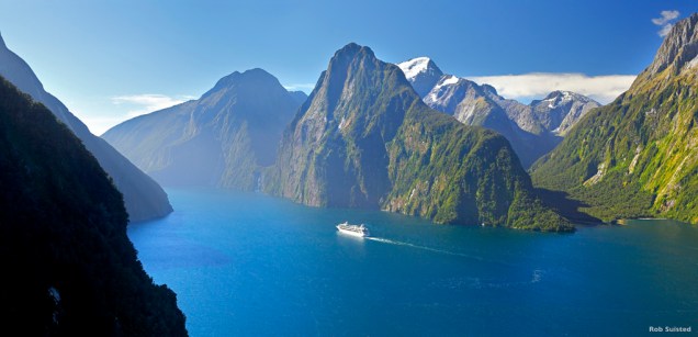 O Milford Sound é um fiorde a noroeste de Queenstown que pode ser explorado de barco, navio, caiaque ou em trekkings
