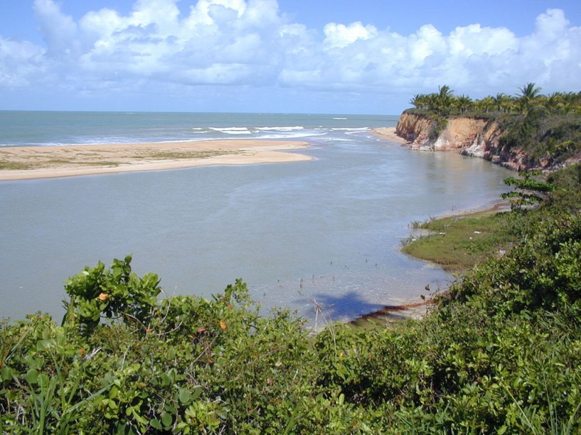 Segundo alguns historiadores, a Barra do Cahy é o local em que os portugueses pisaram pela primeira vez em solo brasileiro