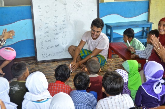Dando aula em uma escola primária na Indonésia