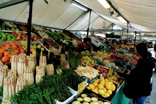<strong>Mercado de Pádua, Itália</strong> Em um país que tem delícias como o queijo de Parma, o presunto San Danielle, os vinagres balsâmicos de Modena, vinhos de Chianti e cortes de carne extraordinários, bons mercados não faltam. Junte-se a isso o frescor de aspargos, alcachofras, morangos, cogumelos, endívias e ervas e você se deparará com monumentos à boa mesa, de Catanzaro a Gênova, de Roma a Bolonha. Nenhum deles, porém é tão variado e divertido que o de <a href="https://viajeaqui.abril.com.br/cidades/italia-padua" rel="Pádua" target="_blank">Pádua</a>, no Vêneto. Aqui cada produto tem nome e sobrenome. Azeitonas da Ligúria, tomates , queijo de cabra da Sardenha, tomates da Campanha. Junto com a basílica de Santo Antônio, esta é uma atração imperdível na cidade <strong>Mercado de Pádua, Itália</strong> Em um país que tem delícias como o queijo de Parma, o presunto San Danielle, os vinagres balsâmicos de Modena, vinhos de Chianti e cortes de carne extraordinários, bons mercados não faltam. Junte-se a isso o frescor de aspargos, alcachofras, morangos, cogumelos, endívias e ervas e você se deparará com monumentos à boa mesa, de Catanzaro a Gênova, de Roma a Bolonha. Nenhum deles, porém é tão variado e divertido que o de <a href="https://viajeaqui.abril.com.br/cidades/italia-padua" rel="Pádua" target="_blank">Pádua</a>, no Vêneto. Aqui cada produto tem nome e sobrenome. Azeitonas da Ligúria, tomates , queijo de cabra da Sardenha, tomates da Campanha. Junto com a basílica de Santo Antônio, esta é uma atração imperdível na cidade