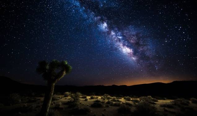 <strong>1. Death Valley National Park, Califórnia, <a href="https://viajeaqui.abril.com.br/paises/estados-unidos" target="_blank" rel="noopener">Estados Unidos</a></strong> É difícil acreditar que uma área a apenas duas horas ao sul de <a href="https://viajeaqui.abril.com.br/cidades/estados-unidos-las-vegas" target="_blank" rel="noopener">Las Vegas</a> pode abrigar alguns dos céus mais escuros dos Estados Unidos, mas eis que você encontrará o Death Valley National Park com 3,4 milhões de hectares. A extensão do Deserto de Mojave é um dos melhores lugares para observar um eclipse lunar, uma chuva de meteoros ou simplesmente contemplar a magnitude absoluta do cosmos. Os funcionários do Death Valley National Park também realizam eventos regulares de astronomia, e duas vezes por mês, é possível se juntar a eles em uma caminhada pela Badwater Basin para conferir vistas mágicas da lua nova e cheia <a href="https://viajeaqui.abril.com.br/vt/blogs/concierge-cronicas-viagem/2016/09/26/o-deserto-de-joshua-tree-na-california-e-roots-mas-tem-coachella/" target="_blank" rel="noopener">+ </a><a href="https://viajeaqui.abril.com.br/vt/blogs/concierge-cronicas-viagem/2016/09/26/o-deserto-de-joshua-tree-na-california-e-roots-mas-tem-coachella/" title="O deserto de Joshua Tree, na Califórnia, é roots, mas tem Coachella">O deserto de Joshua Tree, na Califórnia, é roots, mas tem Coachella</a> <strong>1. Death Valley National Park, Califórnia, <a href="https://viajeaqui.abril.com.br/paises/estados-unidos" target="_blank" rel="noopener">Estados Unidos</a></strong> É difícil acreditar que uma área a apenas duas horas ao sul de <a href="https://viajeaqui.abril.com.br/cidades/estados-unidos-las-vegas" target="_blank" rel="noopener">Las Vegas</a> pode abrigar alguns dos céus mais escuros dos Estados Unidos, mas eis que você encontrará o Death Valley National Park com 3,4 milhões de hectares. A extensão do Deserto de Mojave é um dos melhores lugares para observar um eclipse lunar, uma chuva de meteoros ou simplesmente contemplar a magnitude absoluta do cosmos. Os funcionários do Death Valley National Park também realizam eventos regulares de astronomia, e duas vezes por mês, é possível se juntar a eles em uma caminhada pela Badwater Basin para conferir vistas mágicas da lua nova e cheia <a href="https://viajeaqui.abril.com.br/vt/blogs/concierge-cronicas-viagem/2016/09/26/o-deserto-de-joshua-tree-na-california-e-roots-mas-tem-coachella/" target="_blank" rel="noopener">+ </a><a href="https://viajeaqui.abril.com.br/vt/blogs/concierge-cronicas-viagem/2016/09/26/o-deserto-de-joshua-tree-na-california-e-roots-mas-tem-coachella/" title="O deserto de Joshua Tree, na Califórnia, é roots, mas tem Coachella">O deserto de Joshua Tree, na Califórnia, é roots, mas tem Coachella</a>