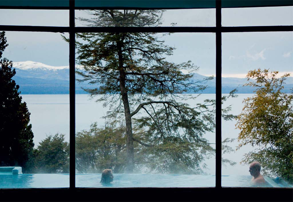 Piscina e lago vistos do Design Suites, em Bariloche