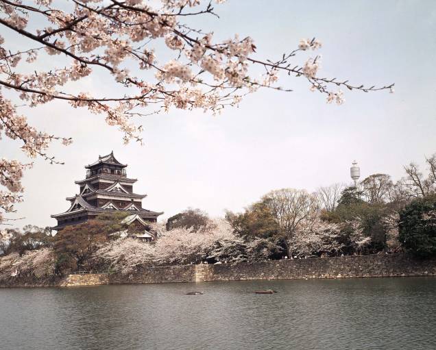 O Castelo de Hiroshima (ou das Carpas, ou Rijo), foi destruído pela bomba que varreu a cidade japonesa do mapa em 1945. A reconstrução veio 13 anos depois, em 1958, e seu interior foi transformado em um museu. O topo do prédio virou um observatório de onde você pode ver a Baía de Hiroshima e a Ilha de Miyajima. A delicadeza das cerejeiras do entorno completam o visual. Endereço: 21-1 Moto-machi Naka-ku, estação Kencho-mae da linha Astram O Castelo de Hiroshima (ou das Carpas, ou Rijo), foi destruído pela bomba que varreu a cidade japonesa do mapa em 1945. A reconstrução veio 13 anos depois, em 1958, e seu interior foi transformado em um museu. O topo do prédio virou um observatório de onde você pode ver a Baía de Hiroshima e a Ilha de Miyajima. A delicadeza das cerejeiras do entorno completam o visual. Endereço: 21-1 Moto-machi Naka-ku, estação Kencho-mae da linha Astram