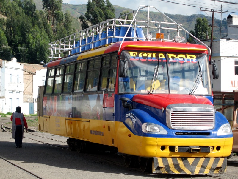 Chiva, no Equador, parte do passeio de trem até o Nariz do Diabo