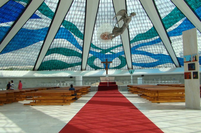 Como foi construída abaixo do nível do solo, a catedral metropolitana de Brasília revela-se maior por dentro do que se presume. O local reúne obras de Di Cavalcanti, Ceschiatti e Athos Bulcão