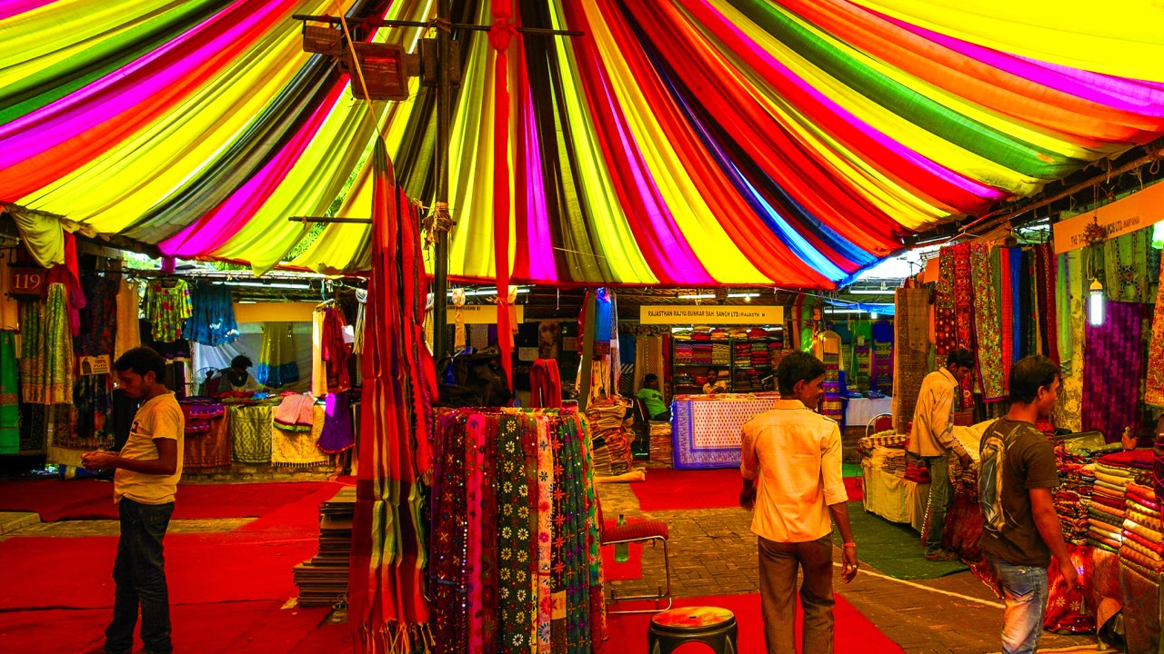 01ATNQNZ - India, New Delhi, Dilli Haat is a wide range of craft shops of all states of India