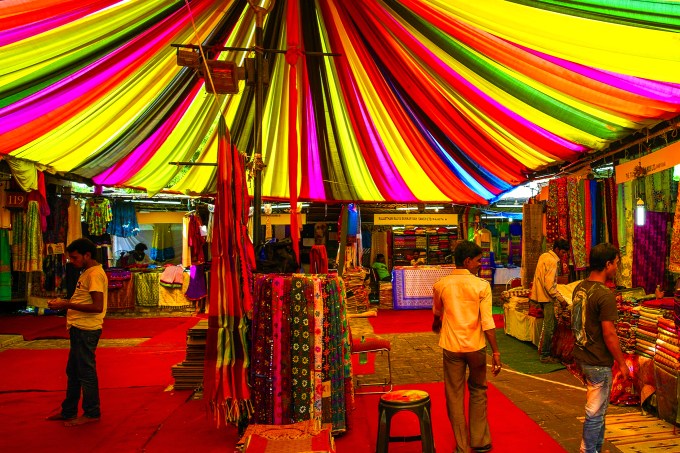 01ATNQNZ – India, New Delhi, Dilli Haat is a wide range of craft shops of all states of India