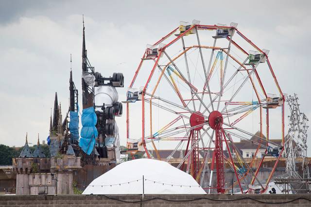 A roda-gigante e o castelo do Dismaland, em foto desta quinta-feira (20). Crédito: Getty Images