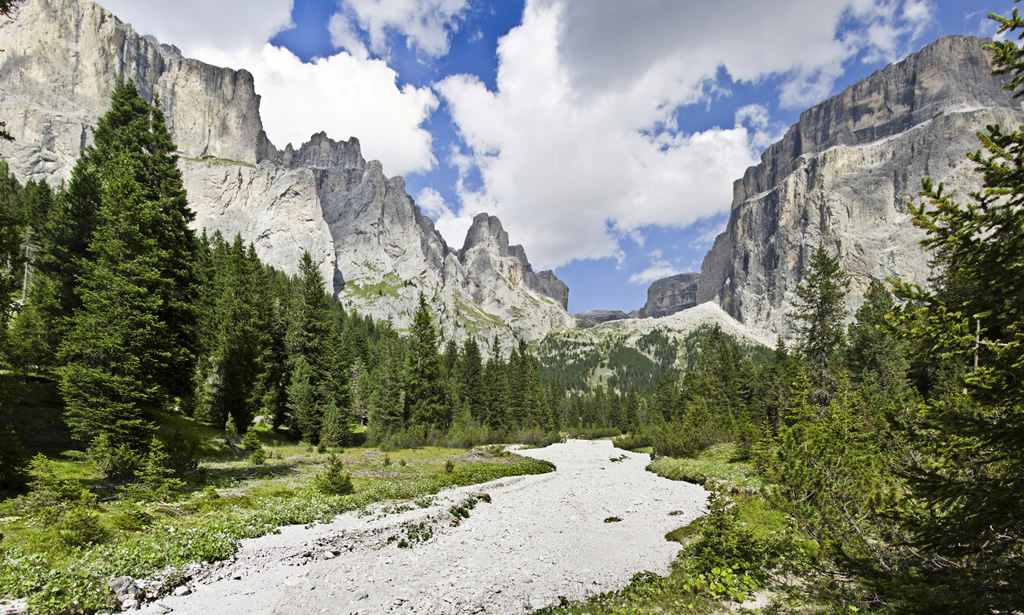Dolomitas em Canazei, Itália