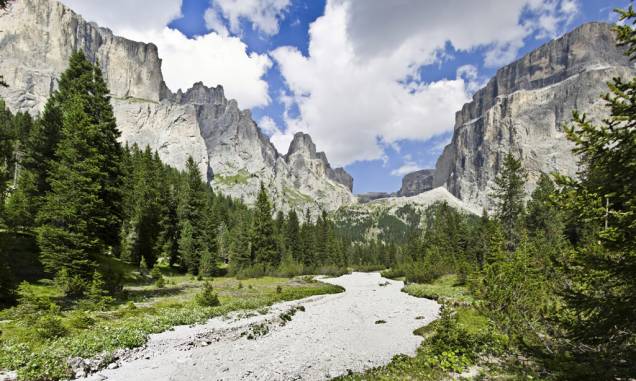 Dolomitas em Canazei, Itália Dolomitas em Canazei, Itália