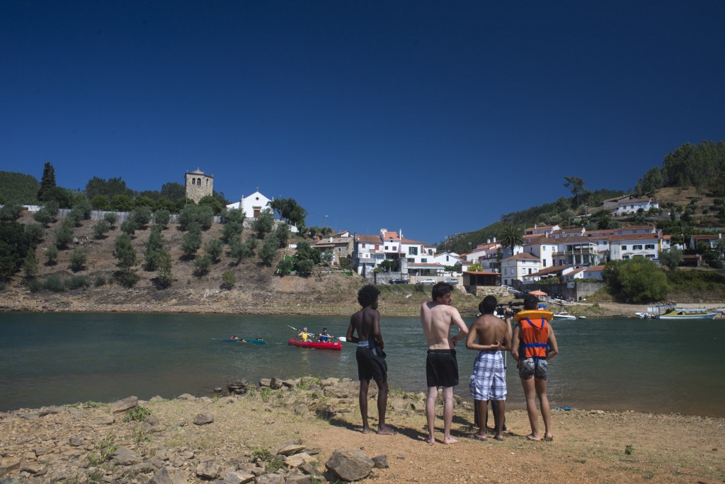 Nos dias de calor, bom mesmo é dar um mergulho no rio (Foto: Ora, Pois!)