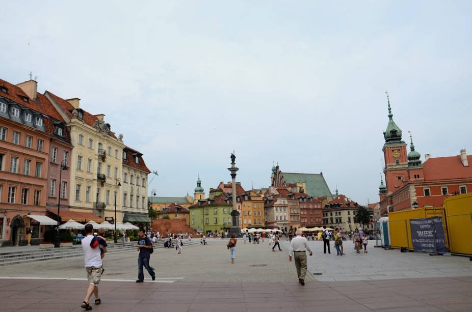 Totalmente destruída pelas forças nazistas, a Cidade Velha de Varsóvia foi minuciosamente reconstruída no pós-guerra, utilizando antigas plantas e até mesmo pinturas de artistas como Canaletto