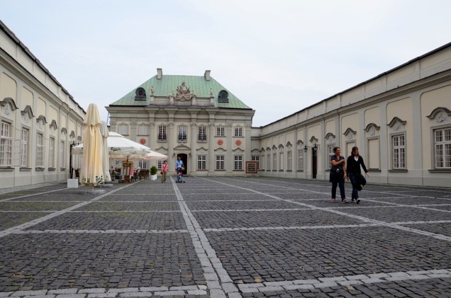 O Palácio de Telhado de Cobre fica junto ao Castelo de Varsóvia e hoje abriga um pequeno museu de tapeçarias. Construído no século 18, foi totalmente destruído em 1944 e posteriormente reconstruído nos esforços de recuperação da Cidade Velha.