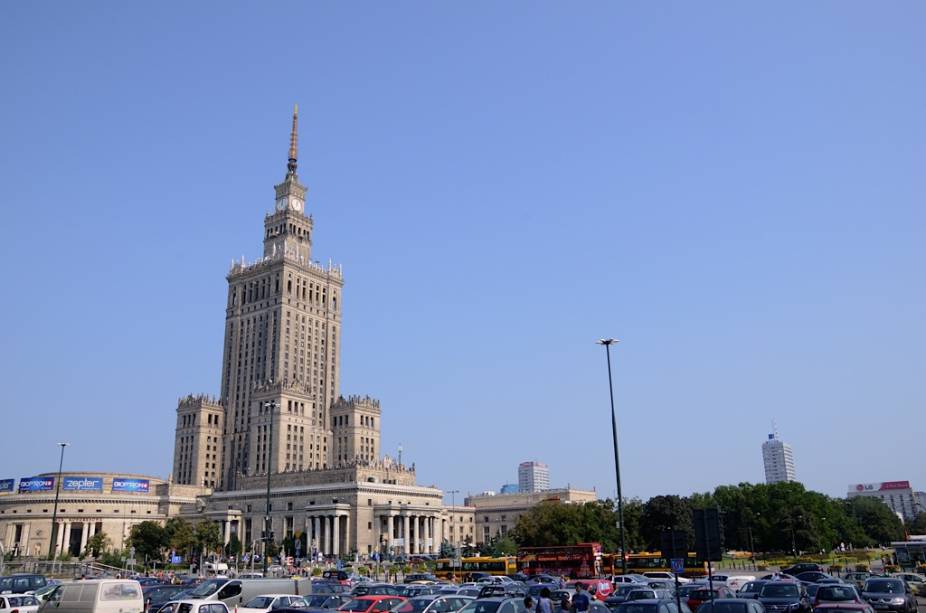 Com 231 metros até o alto de sua agulha, o Palácio da Cultura e das Ciências é o mais alto edifício do país e foi um presente de Stálin para o povo polonês. Uma piada diz que a melhor vista de Varsóvia é do alto de sua plataforma de observação, pois é o único lugar de onde não se pode ver o controverso arranha-céu.