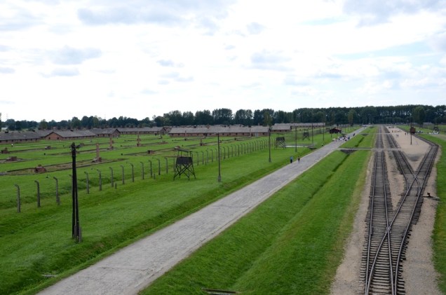 O campo de concentração de Auschwitz II, também conhecido como Auschwitz-Birkenau, era o maior na região, com dezenas de galpões servindo aos propósitos nazistas da <em>solução final</em>