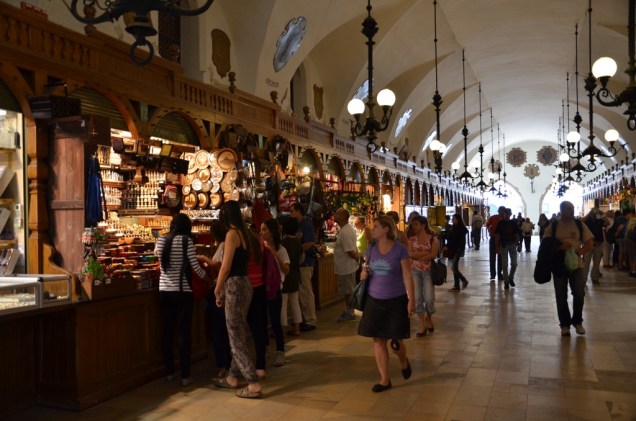 Nos tempos medievais, Cracóvia era uma poderosa e próspera cidade na Europa Central. Sua ampla praça do mercado era dominado pelo majestoso edifício do Sukiennice, onde até hoje lojas oferecem artigos diversos para os turistas
