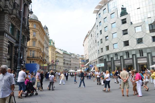 O bulevard Kärntner, no coração de Viena, é uma das ruas comerciais mais bonitas da Europa Central, ostentando lojas de marcas de grife, restaurantes, hotéis e charmosos cafés