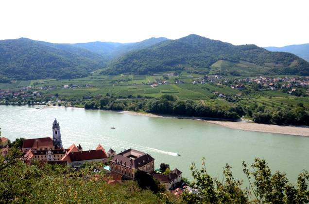 Vista do Danúbio passando por Dürnstein. A região é patrimônio cultural da humanidade pela lista da Unesco e fica a apenas uma hora de Viena Vista do Danúbio passando por Dürnstein. A região é patrimônio cultural da humanidade pela lista da Unesco e fica a apenas uma hora de Viena