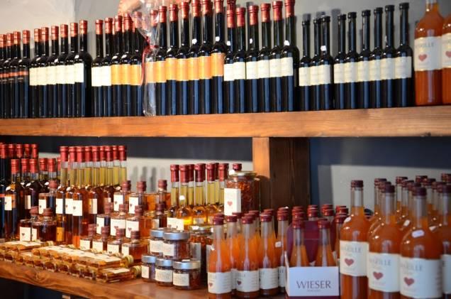 Ao longo da região do Wachau encontram-se dezenas de pequenas lojas que vendem tentadores produtos artesanais como geléias, compotas e os refrescantes vinhos brancos da Baixa Áustria Ao longo da região do Wachau encontram-se dezenas de pequenas lojas que vendem tentadores produtos artesanais como geléias, compotas e os refrescantes vinhos brancos da Baixa Áustria