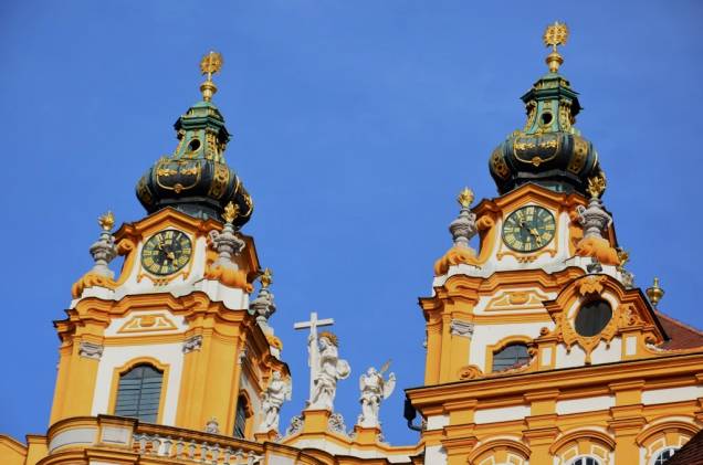 A pequena cidade de Melk, no Wachau, é dominada pelo monastério beneditino Stift Melk, em estilo barroco. A grande abadia é um dos locais mais famosos da região e importante pólo intelectual por diversos séculos A pequena cidade de Melk, no Wachau, é dominada pelo monastério beneditino Stift Melk, em estilo barroco. A grande abadia é um dos locais mais famosos da região e importante pólo intelectual por diversos séculos