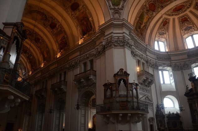 Salzburgo é musical até mesmo em sua catedral. Junto às colunas que sustentam sua cúpula, estão quatro órgãos que tornam as missas um verdadeiro encontro com Deus