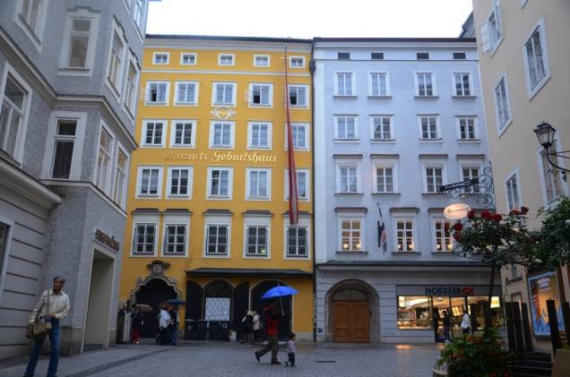 Foi nesse prédio amarelo na rua Getreidegasse que nasceu Wolfgang Amadeus Mozart. Próximo dali, do outro lado do rio Salzach, existe uma outra residência onde teria vivido o grande compositor
