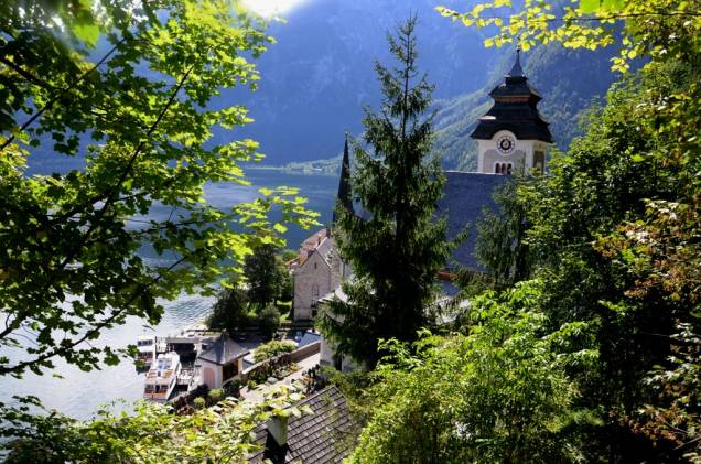 O agradável vilarejo de Hallstatt já foi um dos mais prósperos da Áustria e esteve sob administração direta da coroa Habsburgo, por conta de suas inestimáveis minas de sal. Hoje é um dos inúmeros pequenos vilarejos da região de Salzkammergut, um passeio imperdível a partir de Salzburgo