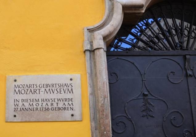 Wolfgang Amadeus Mozart nasceu nessa casa na rua Getreidegasse em 27 de janeiro de 1756. Ele legaria para a humanidade uma prolífica obra com sinfonias, óperas, composições de câmara e requiens, entre outros, criando boa parte da memória sonora da civilização ocidental