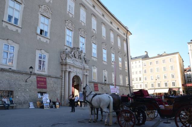 O Residenz é o antigo palácio dos poderosos arcebispos de Salzburgo e hoje contém uma extensa coleção de arte dos séculos 16 ao 19