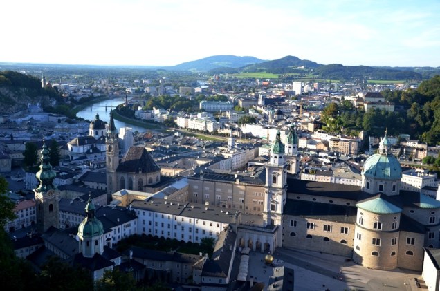 Salzburgo fica ao longo do rio Salzach e possui inúmeras igrejas barrocas e simpáticos edifícios. Muito do turismo da cidade é curiosamente relacionado ao legado artístico de Mozart (que não gostava de sua terra natal) e do filme <em>A Noviça Rebelde</em> (que foi um retumbante fracasso na Áustria)