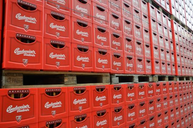 O nome alemão da cidade tcheca de Ceske Budejovice é Budweis. Daí a batizar uma de suas cervejas como Budweiser foi um pulo. O produto não tem nada a ver com a marca americana conhecida em todo o mundo, com quem disputa uma longa batalha por direitos de uso de marca. Aqui no Brasil ela é vendida sob o nome Czechvar O nome alemão da cidade tcheca de Ceske Budejovice é Budweis. Daí a batizar uma de suas cervejas como Budweiser foi um pulo. O produto não tem nada a ver com a marca americana conhecida em todo o mundo, com quem disputa uma longa batalha por direitos de uso de marca. Aqui no Brasil ela é vendida sob o nome Czechvar