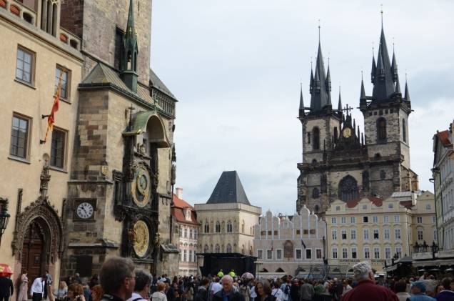 A Starometske Namesi, a praça da Cidade Velha, é o coração turístico de Praga, com multidões se aglomerando em frente ao relógio astronômico