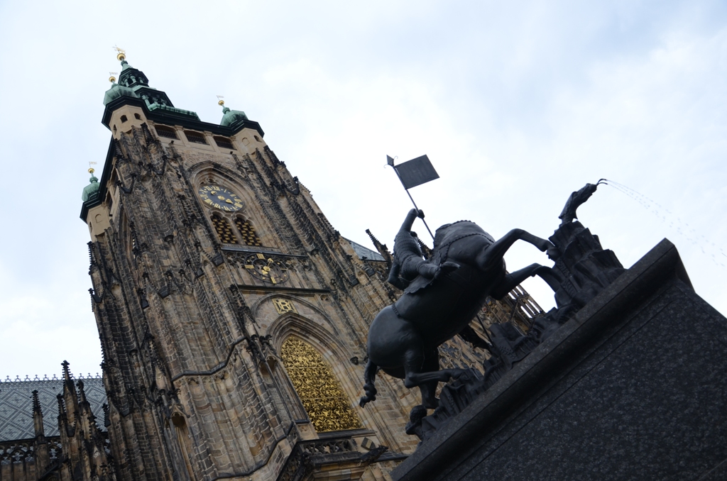Catedral de São Vito e Estátua de São Jorge, no Castelo de Praga Catedral de São Vito e Estátua de São Jorge, no Castelo de Praga