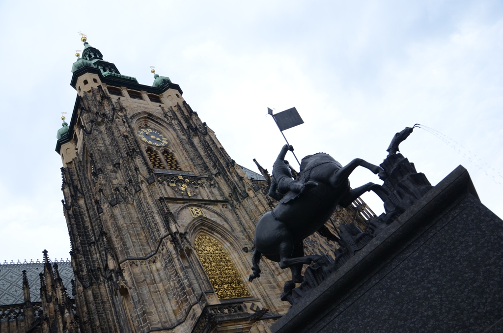 Catedral de São Vito e Estátua de São Jorge, no Castelo de Praga