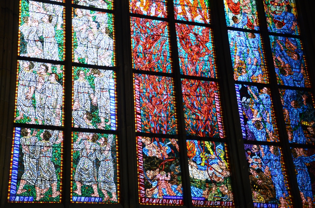 Vitral na Catedral de São Vito, no Castelo de Praga Vitral na Catedral de São Vito, no Castelo de Praga