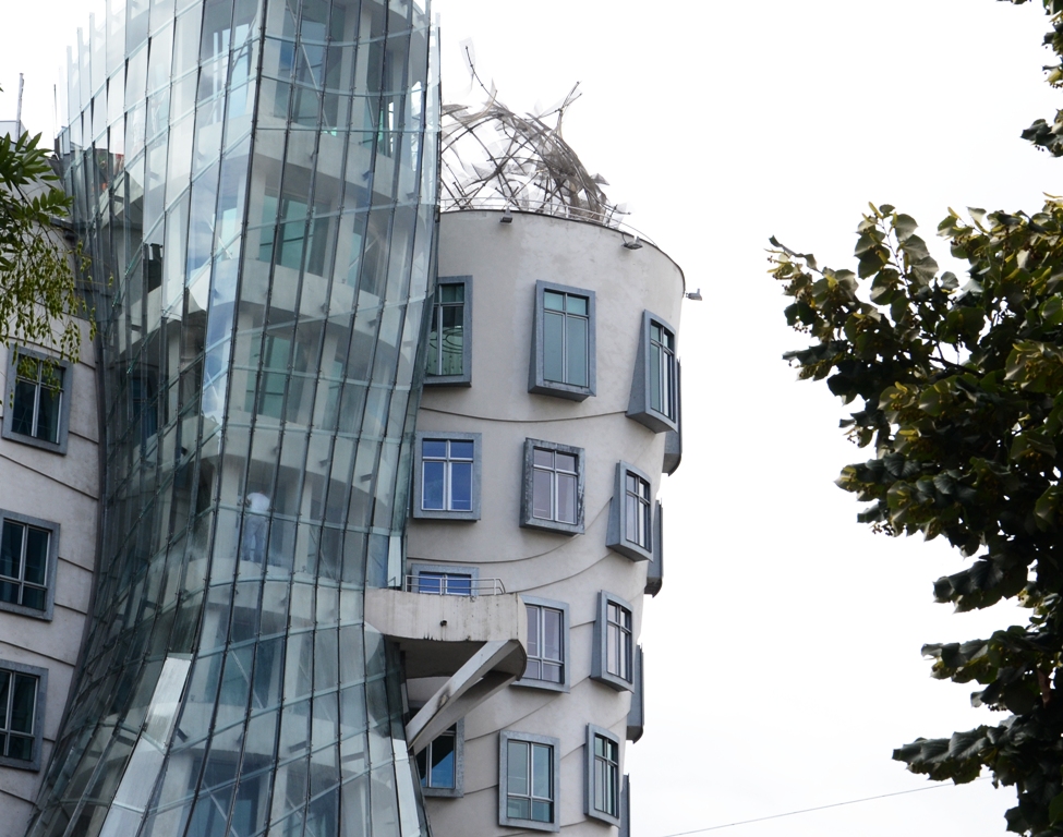 Popularmente conhecido como Ginger e Fred, o edifício dos arquitetos Frank Gehry e Vlado Milunic destoa um pouco da arquitetura uniforme de Praga, mas não deixa de ser uma atração curiosa