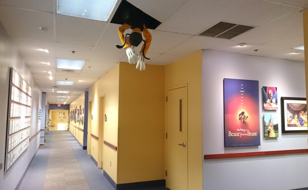 Interior da Disney University, com o Pateta saindo do teto (Foto: acervo pessoal)