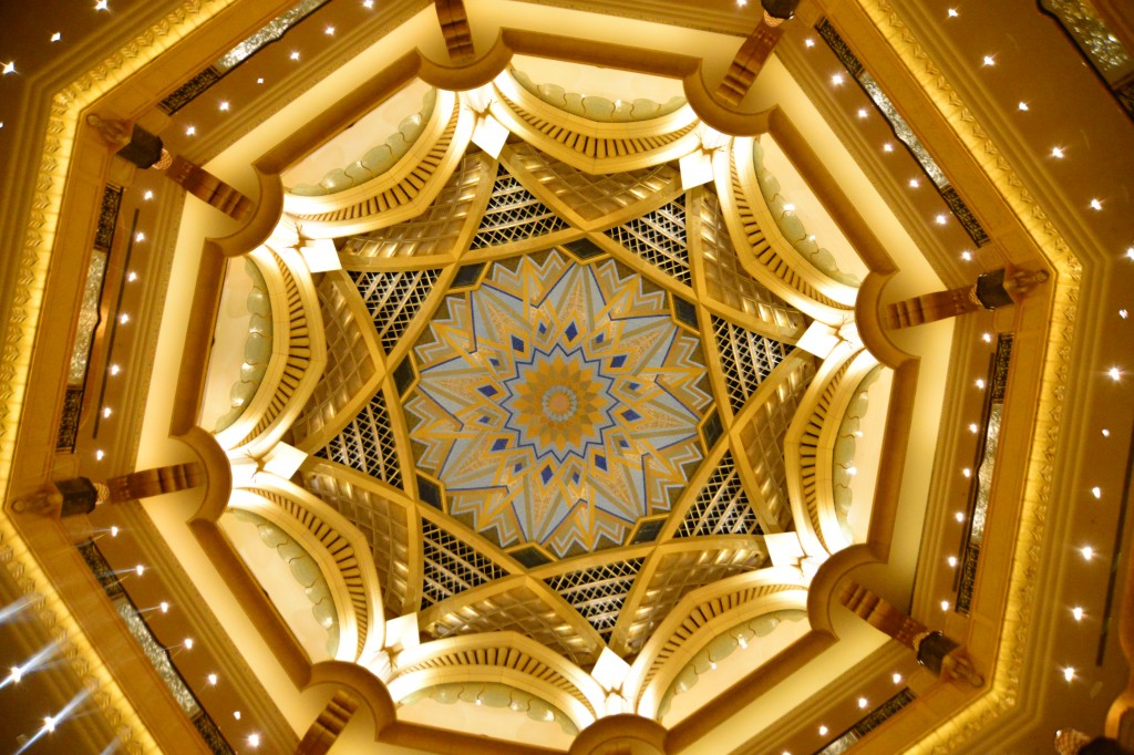 Emirates Palace: teto dourado com motivos árabes