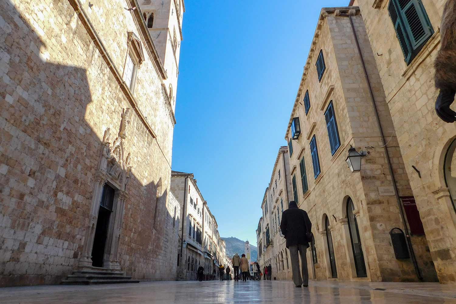 A rua principal de Dubrovnik vazia, um privilégio do inverno