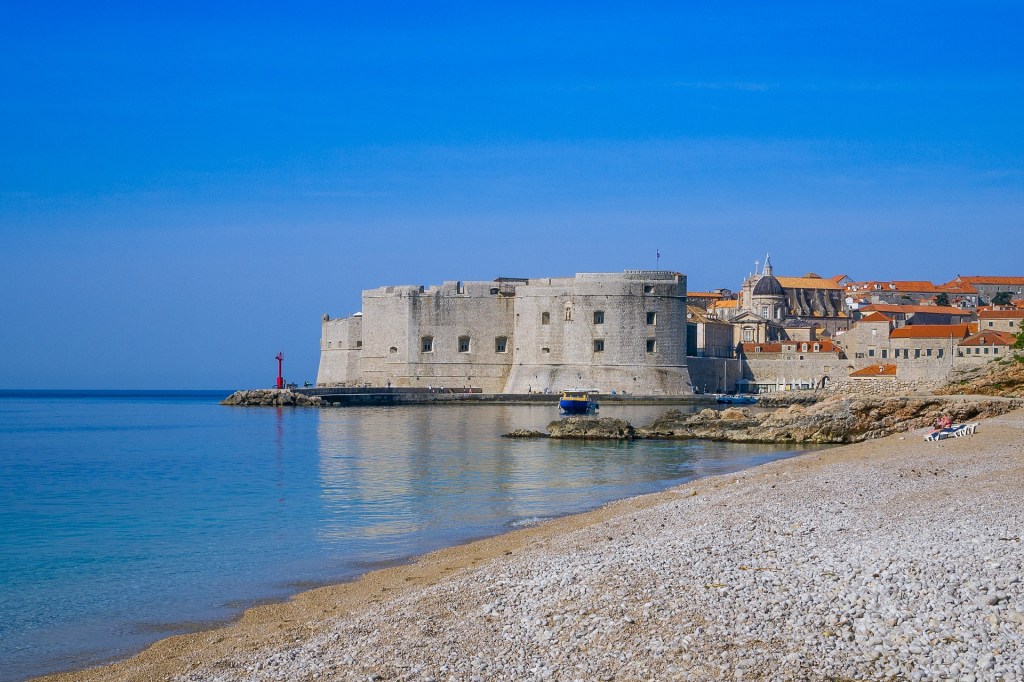Banje, a praia mais famosa de Dubrovnik, que fica intransitável no verão