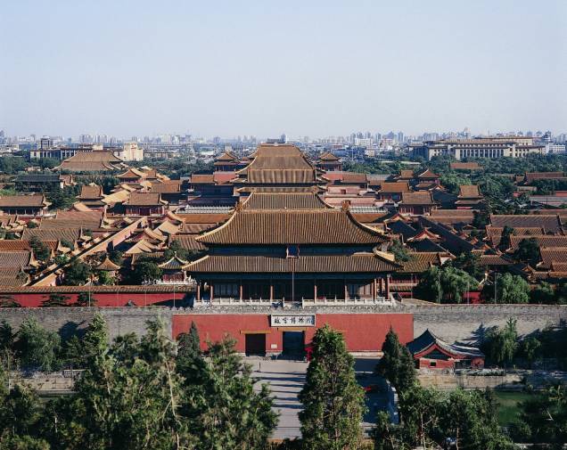 Vista geral da Cidade Proibida, o amplo complexo palaciano que servia de residência para os imperadores chineses em Pequim. Com 720 mil m2 e quase mil edifícios, é um verdadeiro labirinto de jardins, pátios e corredores e pode tomar um dia inteiro de visita