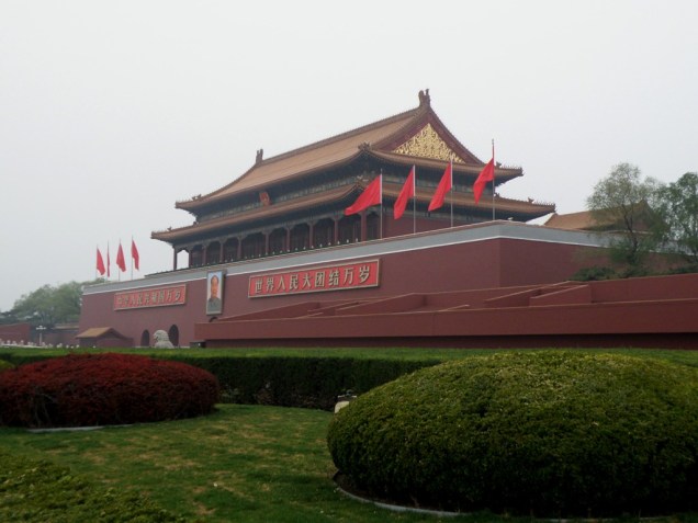 Portão da Suprema Harmonia, o mais meridional da Cidade Proibida. Com seu grande balcão e o enorme retrato de Mao Zhedong dando para a Praça Tiananmen, este é um dos maiores ícones da capital chinesa