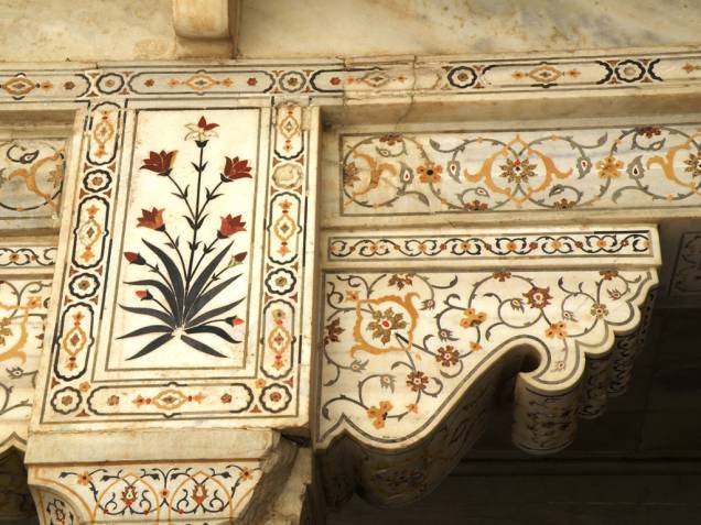 Tal como no Taj Mahal, o Forte Agra é decorado com pedras coloridas incrustadas no mármore, formando delicados motivos florais