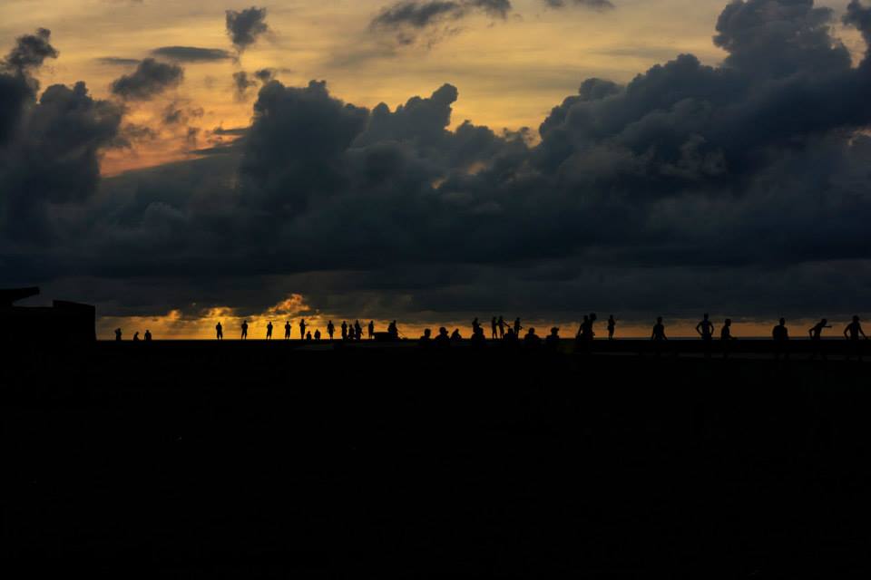 El Malecón: romântica, e melancólica, como ela é, em um fim de tarde nubladão