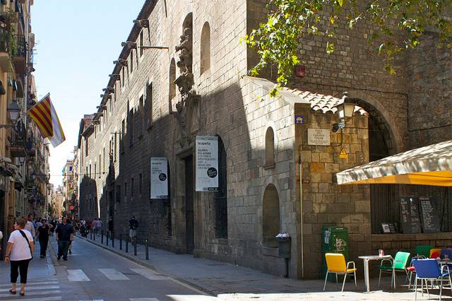 no Antic Hospital de la Santa Creu fica uma biblioteca, e a visita é gratuita (Foto: creative commons/Flickr/Katherine Price)