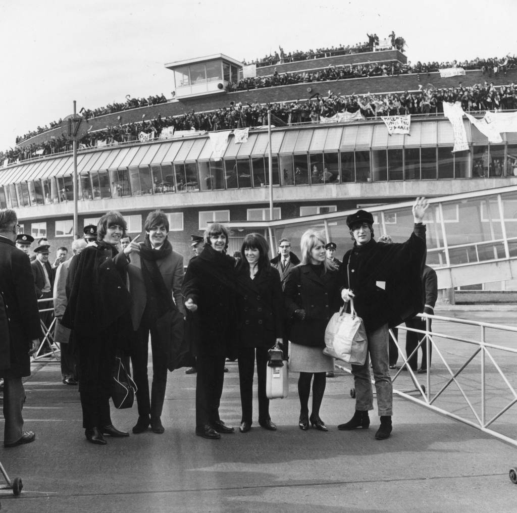 Em 1965, com fãs no aeroporto londrino / Hulton Archive/Getty Images