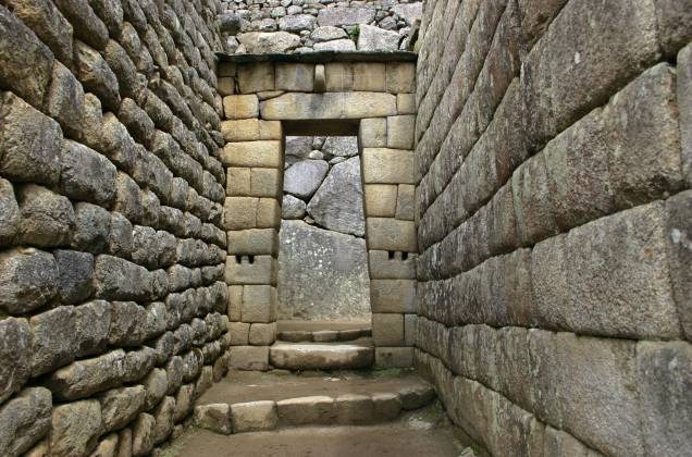 Esta porta dá acesso ao setor nobre da cidade, onde se encontram as residências dos governantes. Ali está o chamado Palácio do Inca, ou Casa Real, um amplo espaço residencial que servia de refúgio para o soberano. Nota-se nesse setor a precisão e o cuidado com que paredes e muros foram lavrados. Originalmente, as construções eram cobertas com telhados de palha Esta porta dá acesso ao setor nobre da cidade, onde se encontram as residências dos governantes. Ali está o chamado Palácio do Inca, ou Casa Real, um amplo espaço residencial que servia de refúgio para o soberano. Nota-se nesse setor a precisão e o cuidado com que paredes e muros foram lavrados. Originalmente, as construções eram cobertas com telhados de palha