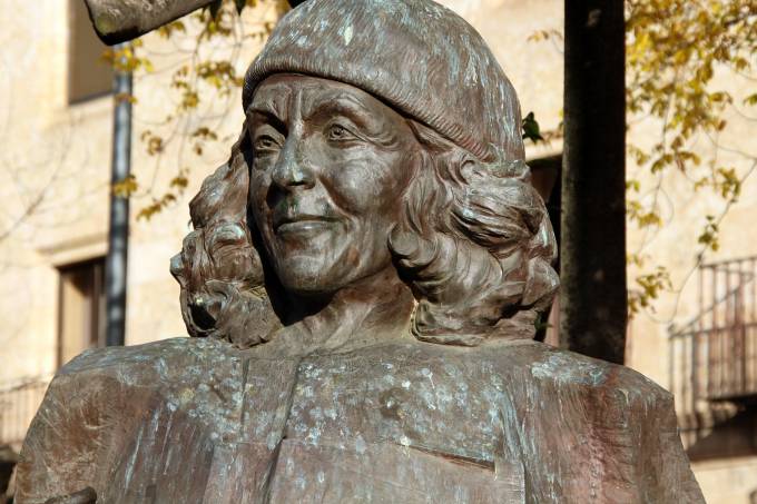 Escultura em homenagem à cantora Carmen Martín Gaite, em praça da cidade espanhola de Salamanca (foto: Manuel/Wikimedia commons)